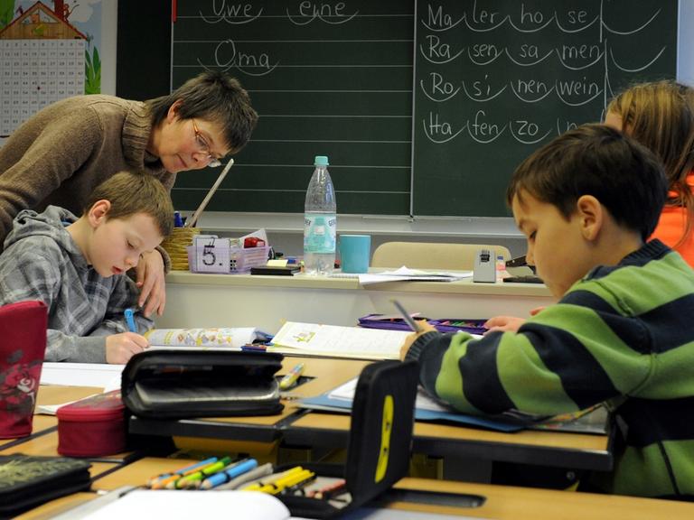 Kinder lernen in einem Klassenraum