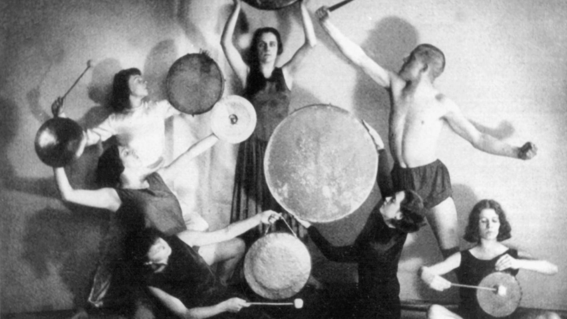 Schüler und Schülerinnen der Protagonistin des Ausdruckstanzes, Mary Wigman, beim "Instrumententanz". Schüler und Schülerinnen der Protagonistin des Ausdruckstanzes, Mary Wigman, beim "Instrumententanz".