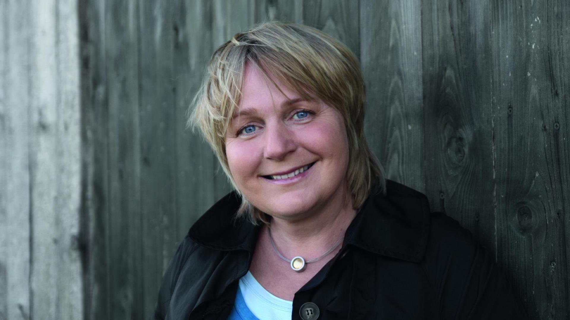 Kinderbuchautorin Maja Nielsen lächelt in die Kamera Kinderbuchautorin Maja Nielsen lächelt in die Kamera