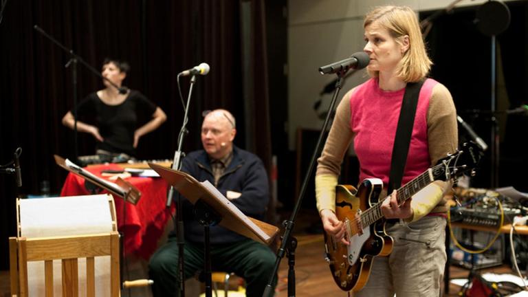 Klangkunst "Alle Toten 1914", Charlotte Simon, Frieder Butzmann und Bernadette La Hengst (v.l.), Produktion am 2. März 2014 im Studio 6 Funkhaus DKultur Klangkunst "Alle Toten 1914", Charlotte Simon, Frieder Butzmann und Bernadette La Hengst (v.l.), Produktion am 2. März 2014 im Studio 6 Funkhaus DKultur