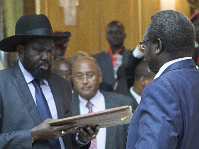Salva Kiir und Riek Machar tauschen Verträge aus