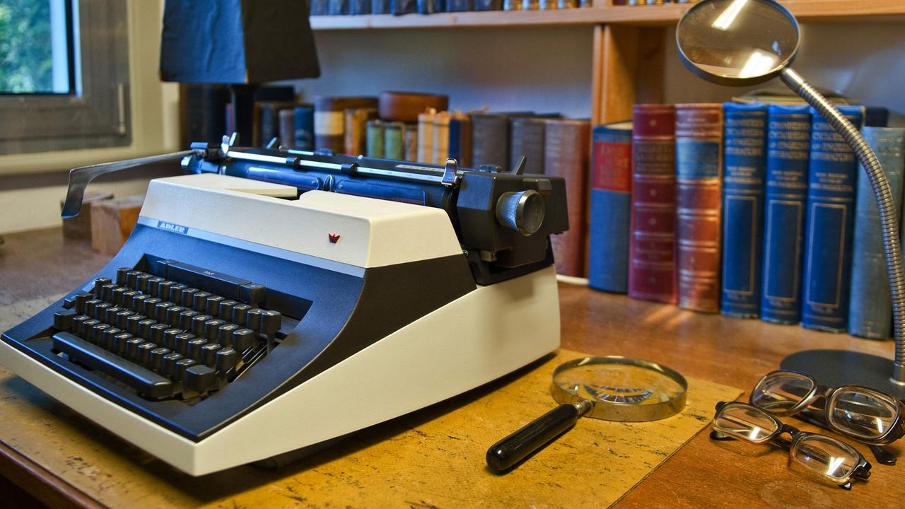 Eine Schreibmaschine, eine Lupe und zwei Brillen liegen auf dem Schreibtisch des Schriftstellers Arno Schmidt (1914 - 1979) in seinem ehemaligen Haus in Bargfeld (Niedersachsen).