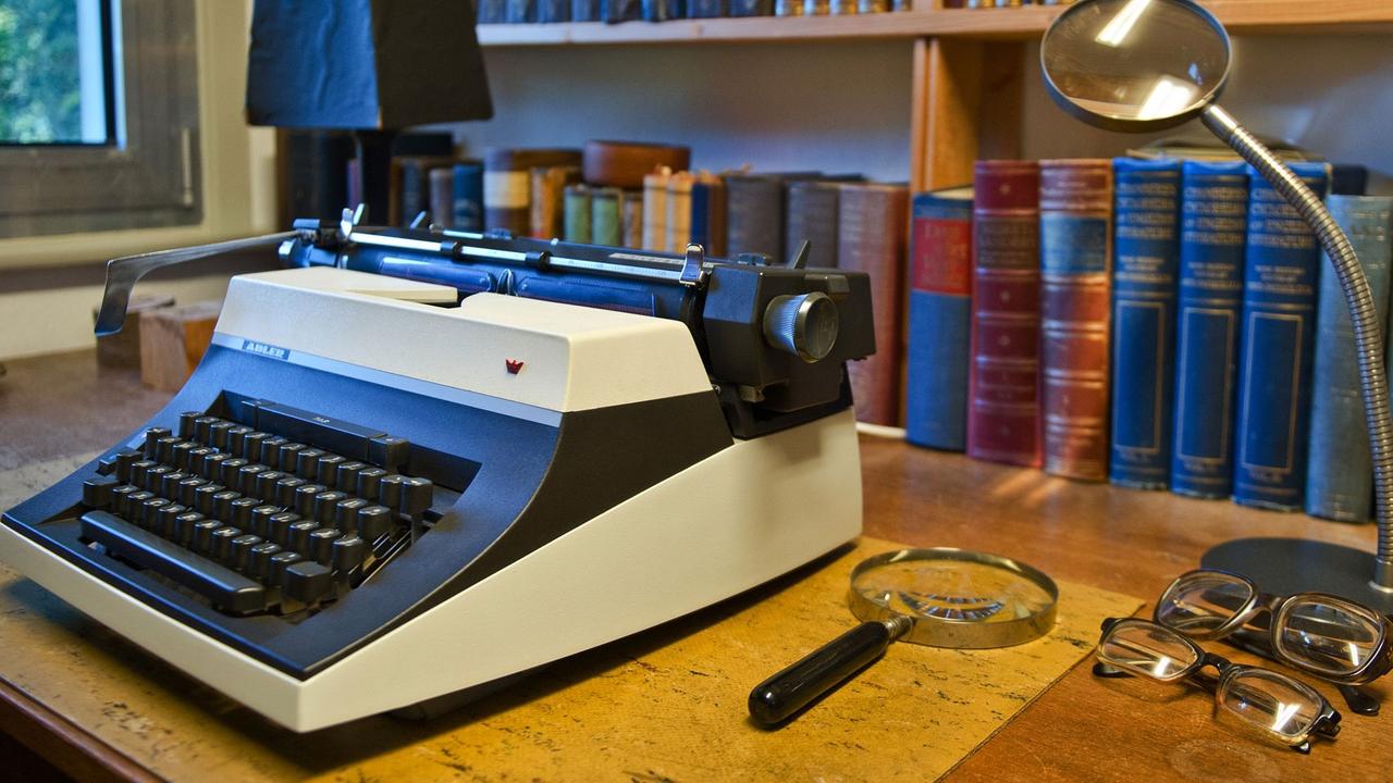 Eine Schreibmaschine, eine Lupe und zwei Brillen liegen auf dem Schreibtisch des Schriftstellers Arno Schmidt (1914 - 1979) in seinem ehemaligen Haus in Bargfeld (Niedersachsen). Eine Schreibmaschine, eine Lupe und zwei Brillen liegen auf dem Schreibtisch des Schriftstellers Arno Schmidt (1914 - 1979) in seinem ehemaligen Haus in Bargfeld (Niedersachsen).