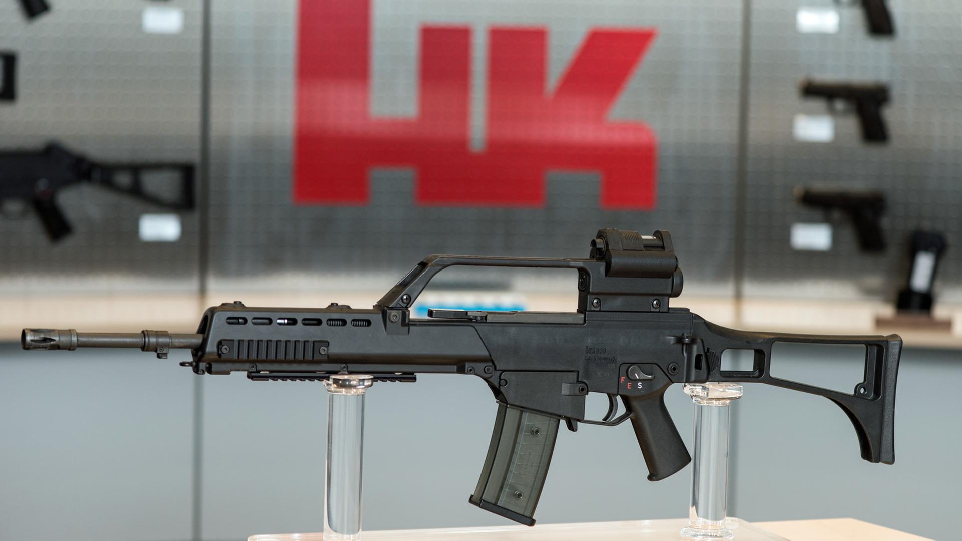 Ein Gewehr in Oberndorf beim Waffenhersteller Heckler & Koch in einem Ausstellungsraum. Ein Gewehr in Oberndorf beim Waffenhersteller Heckler & Koch in einem Ausstellungsraum.