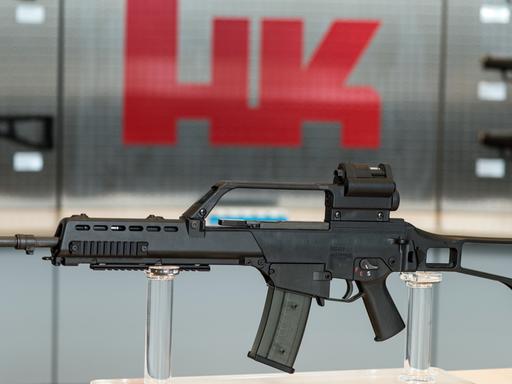 Ein Gewehr in Oberndorf beim Waffenhersteller Heckler & Koch in einem Ausstellungsraum.