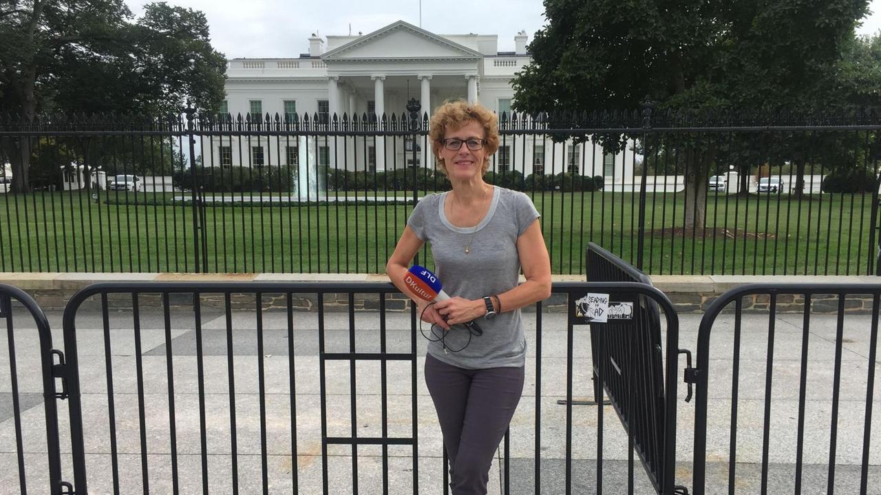 Reporterin Nana Brink vor dem Weißen Haus in Washington, USA Reporterin Nana Brink vor dem Weißen Haus in Washington, USA