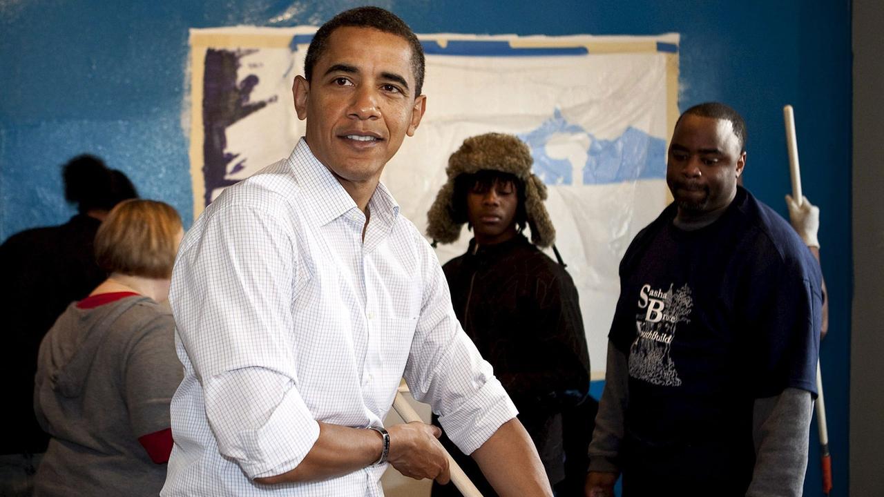 US-Präsident Barack Obama 2009 bei Malerarbeiten in einem Haus für obdachlose und vernachlässigte Jugendliche in Washington. US-Präsident Barack Obama 2009 bei Malerarbeiten in einem Haus für obdachlose und vernachlässigte Jugendliche in Washington.