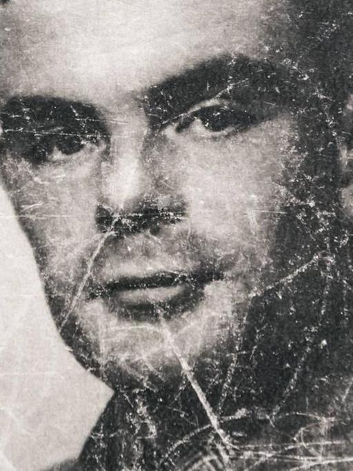 Schwarzweißporträt von Alan Turing.