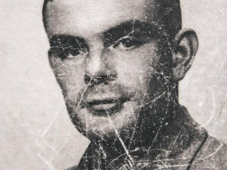 Schwarzweißporträt von Alan Turing.