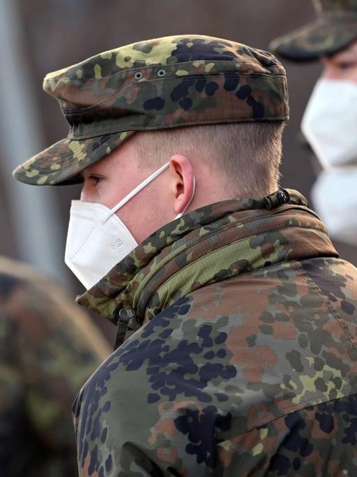 Bundeswehrsoldaten beim Testen Einreisender aufs Coronavirus an der deutsch-österreichischen Grenze