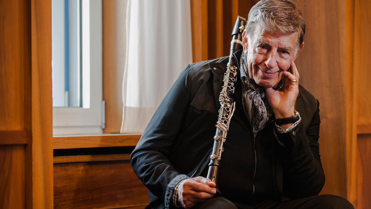 Jazz-Legende Rolf Kühn posiert bei Deutschlandradio Kultur in Berlin am 25.09.2014. Jazz-Legende Rolf Kühn posiert bei Deutschlandradio Kultur in Berlin am 25.09.2014.