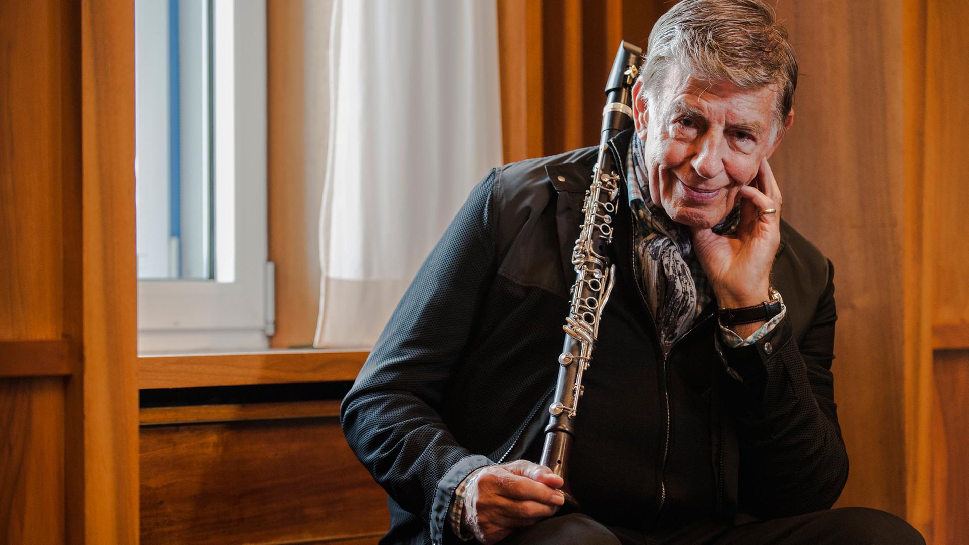 Jazz-Legende Rolf Kühn posiert bei Deutschlandradio Kultur in Berlin am 25.09.2014. Jazz-Legende Rolf Kühn posiert bei Deutschlandradio Kultur in Berlin am 25.09.2014.