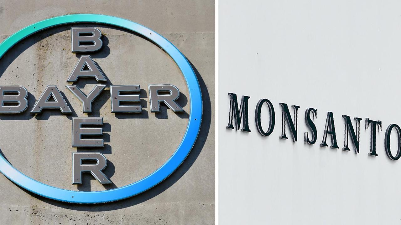 Die Logos von Bayer und Monsanto nebeneinander Die Logos von Bayer und Monsanto nebeneinander