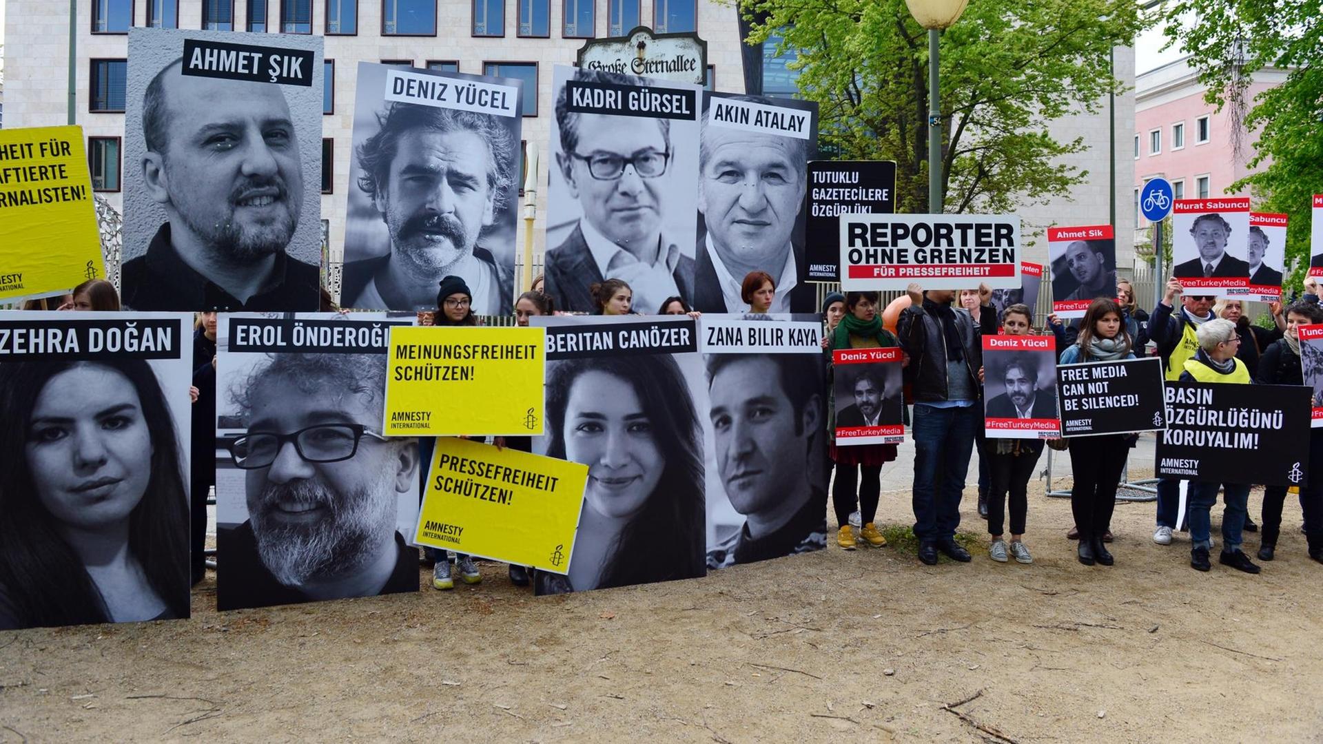 Demonstranten protestieren vor der Botschaft der Türkei in Berlin bei einer Aktion von Amnesty International und Reporter ohne Grenzen für Presse- und Meinungsfreiheit in der Türkei. Demonstranten protestieren vor der Botschaft der Türkei in Berlin bei einer Aktion von Amnesty International und Reporter ohne Grenzen für Presse- und Meinungsfreiheit in der Türkei.