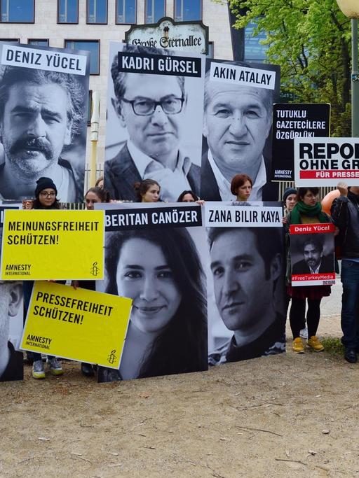 Demonstranten protestieren vor der Botschaft der Türkei in Berlin bei einer Aktion von Amnesty International und Reporter ohne Grenzen für Presse- und Meinungsfreiheit in der Türkei.