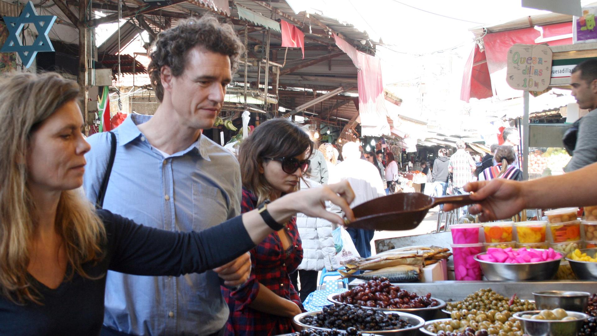 Der deutsch-israelischer TV-Koch Tom Franz geht mit seiner Kollegin Sarah Wiener über den Karmel-Markt in Tel Aviv (Israel). Der deutsch-israelischer TV-Koch Tom Franz geht mit seiner Kollegin Sarah Wiener über den Karmel-Markt in Tel Aviv (Israel).