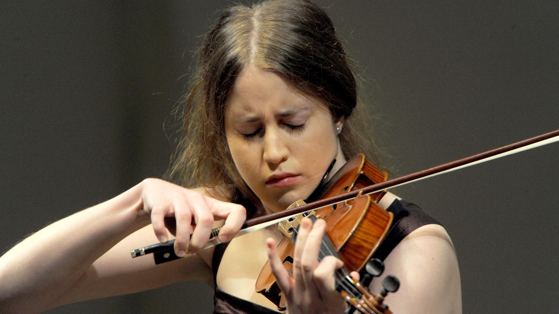Die norwegische Geigerin Vilde Frang 2012 bei einem Konzert in Moskau