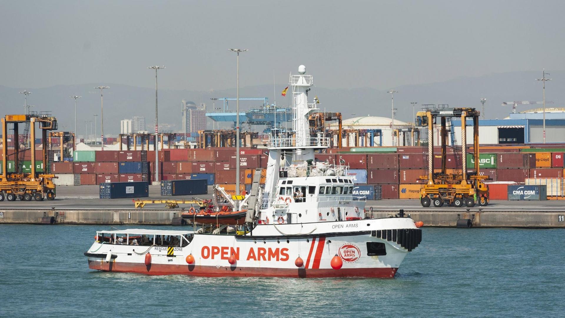 Das private spanische Rettungsschiff "Open Arms" liegt im Juli mit 60 Migranten an Bord im Hafen von Barcelona. Das private spanische Rettungsschiff "Open Arms" liegt im Juli mit 60 Migranten an Bord im Hafen von Barcelona.