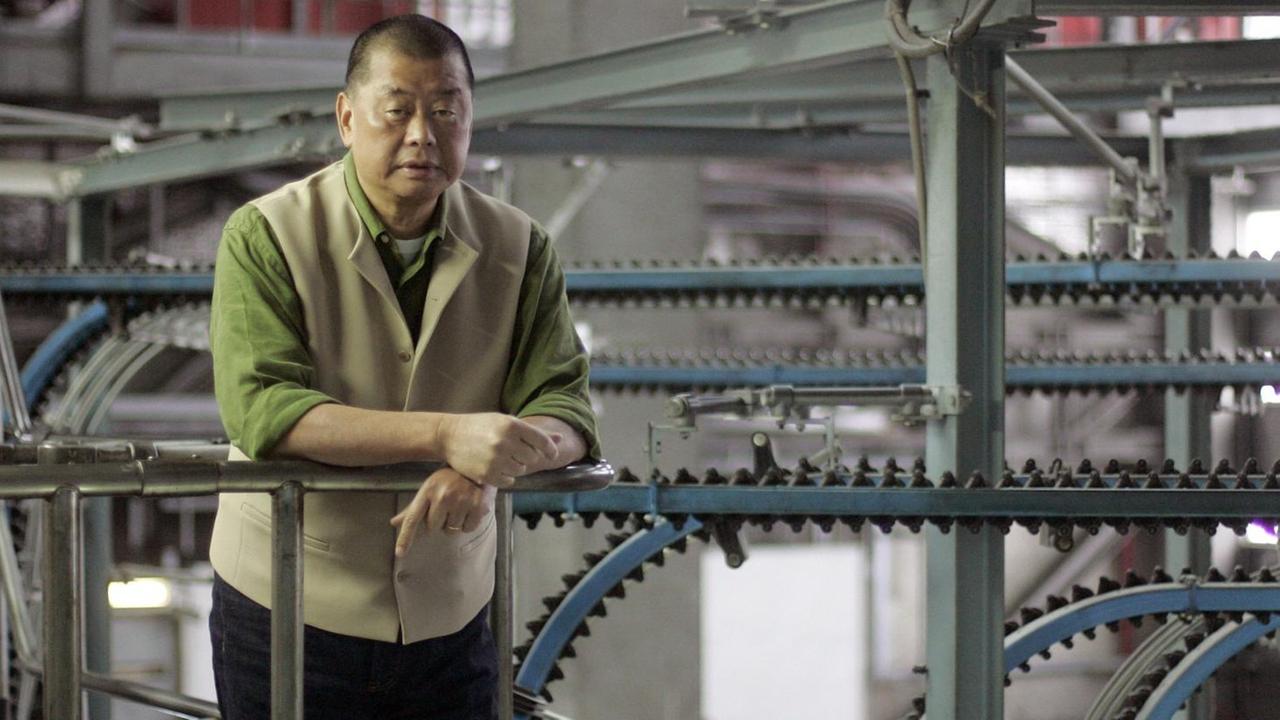 Der china-kritische Zeitungsverleger Jimmy Lai steht in seiner Druckerei. Der china-kritische Zeitungsverleger Jimmy Lai steht in seiner Druckerei.