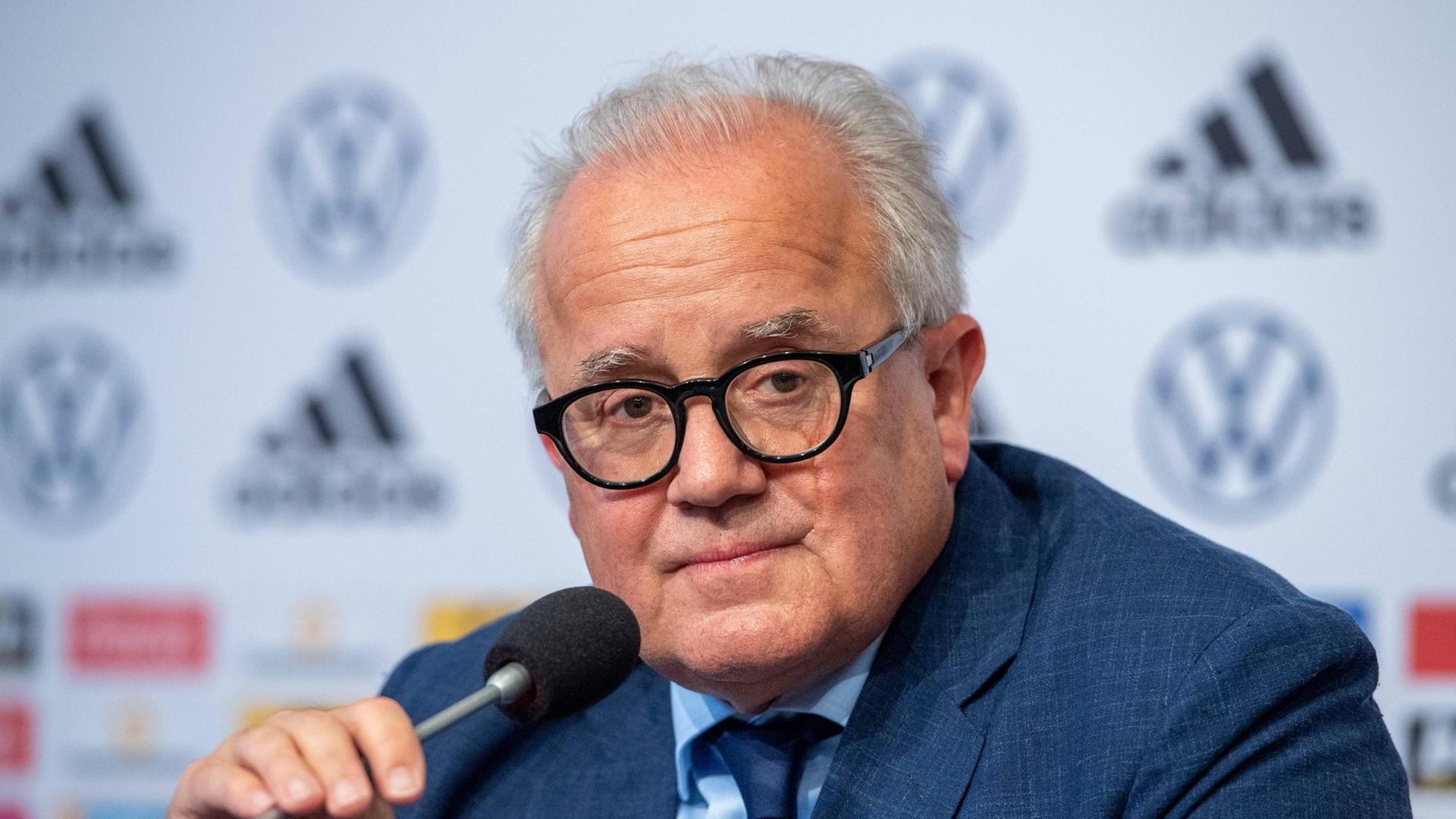 Der ehemalige Präsident des Deutschen Fußball-Bundes, Fritz Keller, sitzt auf einer Pressekonferenz und hat ein Mikrofon in der Hand. Der ehemalige Präsident des Deutschen Fußball-Bundes, Fritz Keller, sitzt auf einer Pressekonferenz und hat ein Mikrofon in der Hand.