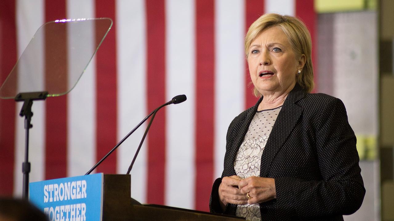 Hillary Clinton spricht vor der amerikanischen Flagge Hillary Clinton spricht vor der amerikanischen Flagge