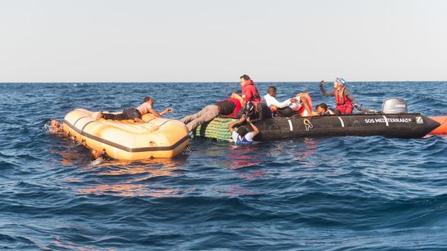  Such- und Rettungsmission im Mittelmeer vor der libyschen Küste. Zu sehen sind zwei Schlauchboote mit Menschen an Bord
