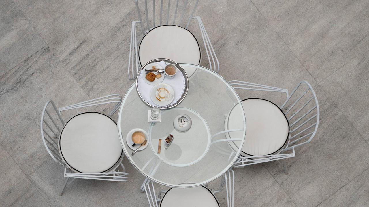 Cafétisch und Stühle auf einer Terrasse Cafétisch und Stühle auf einer Terrasse