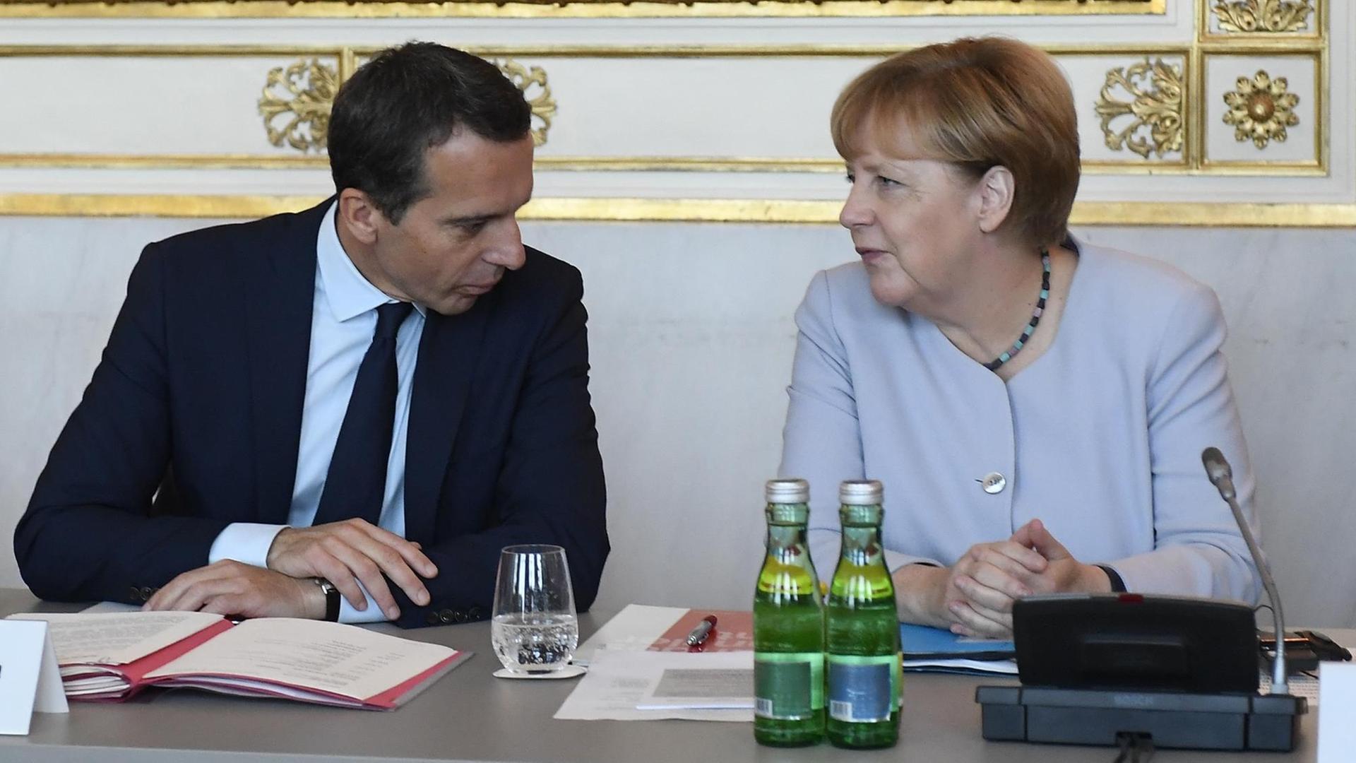 Der österreichische Bundeskanzler Christian Kern spricht mit der deutschen Bundeskanzlerin Angela Merkel. Der österreichische Bundeskanzler Christian Kern spricht mit der deutschen Bundeskanzlerin Angela Merkel.
