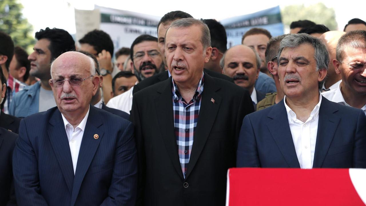 Der türkische Parlamentspräsident Kahraman, Präsident Erdogan sowie ehemalige Präsident Gül bei der Trauerfeier für Opfer des gescheiterten Aufstands in Istanbul. Der türkische Parlamentspräsident Kahraman, Präsident Erdogan sowie ehemalige Präsident Gül bei der Trauerfeier für Opfer des gescheiterten Aufstands in Istanbul.