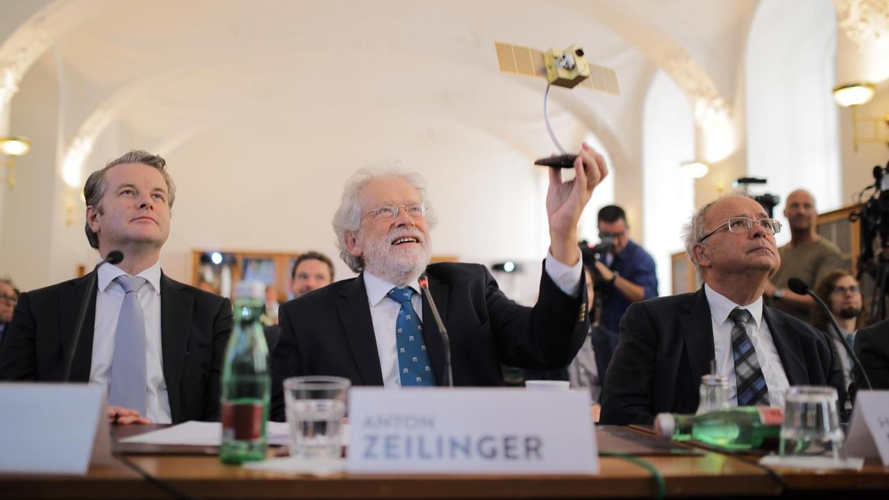 Professor Anton Zeilinger (Universität Wien) beim weltweit ersten quantenkryptographisch gesicherten Videotelefonat (Foto: Österreichische Akademie der Wissenschaften) Professor Anton Zeilinger (Universität Wien) beim weltweit ersten quantenkryptographisch gesicherten Videotelefonat (Foto: Österreichische Akademie der Wissenschaften)