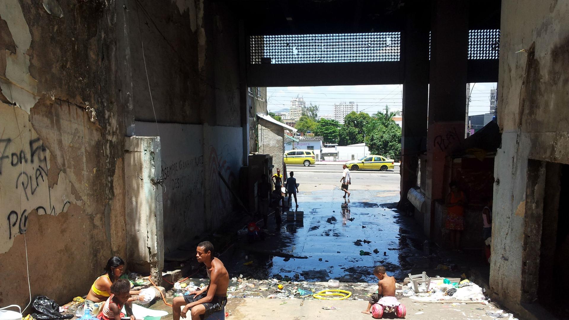 Einwohner des Stadtteils Mangueira leben im Dreck. Einwohner des Stadtteils Mangueira leben im Dreck.