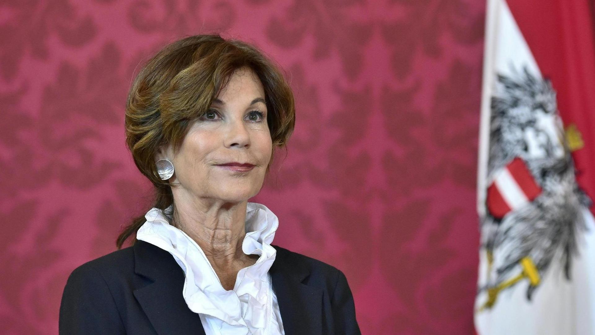 Die österreichische Verfassungsrichterin Brigitte Bierlein in der Präsidentschaftskanzlei: Sie wird Österreichs erste Kanzlerin. Die österreichische Verfassungsrichterin Brigitte Bierlein in der Präsidentschaftskanzlei: Sie wird Österreichs erste Kanzlerin.