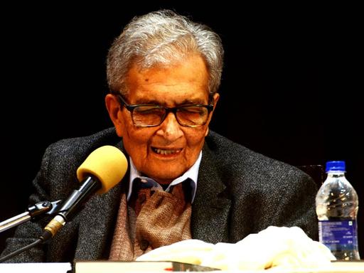 Amartya Sen spricht in ein Mikrofon.