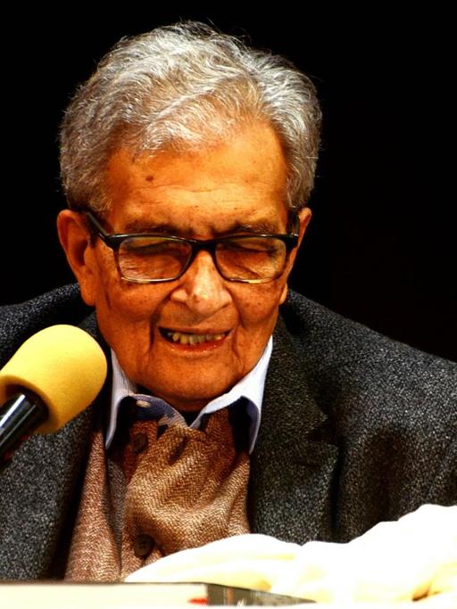 Amartya Sen spricht in ein Mikrofon.