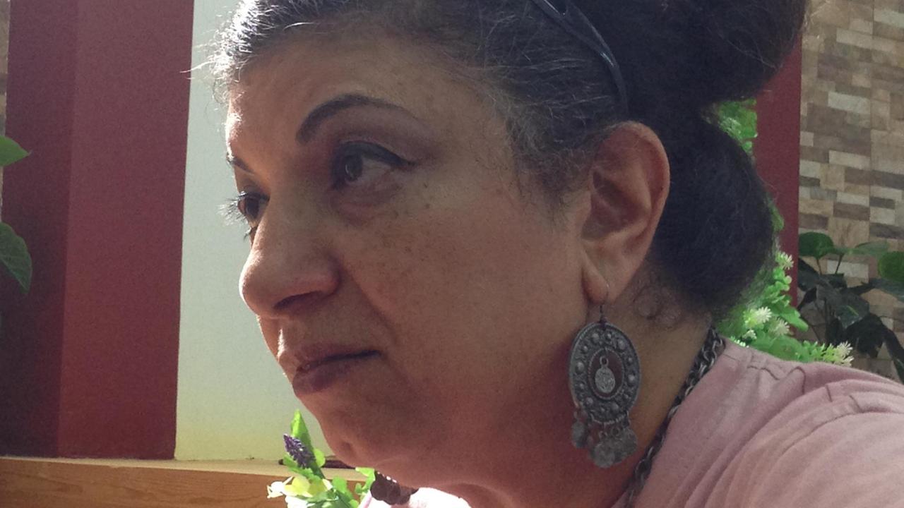 Die Psychologin Iman Sidddiq Riad klärt in Ägypten Frauen auf dem Land über das Thema Genitalverstümmelung auf.