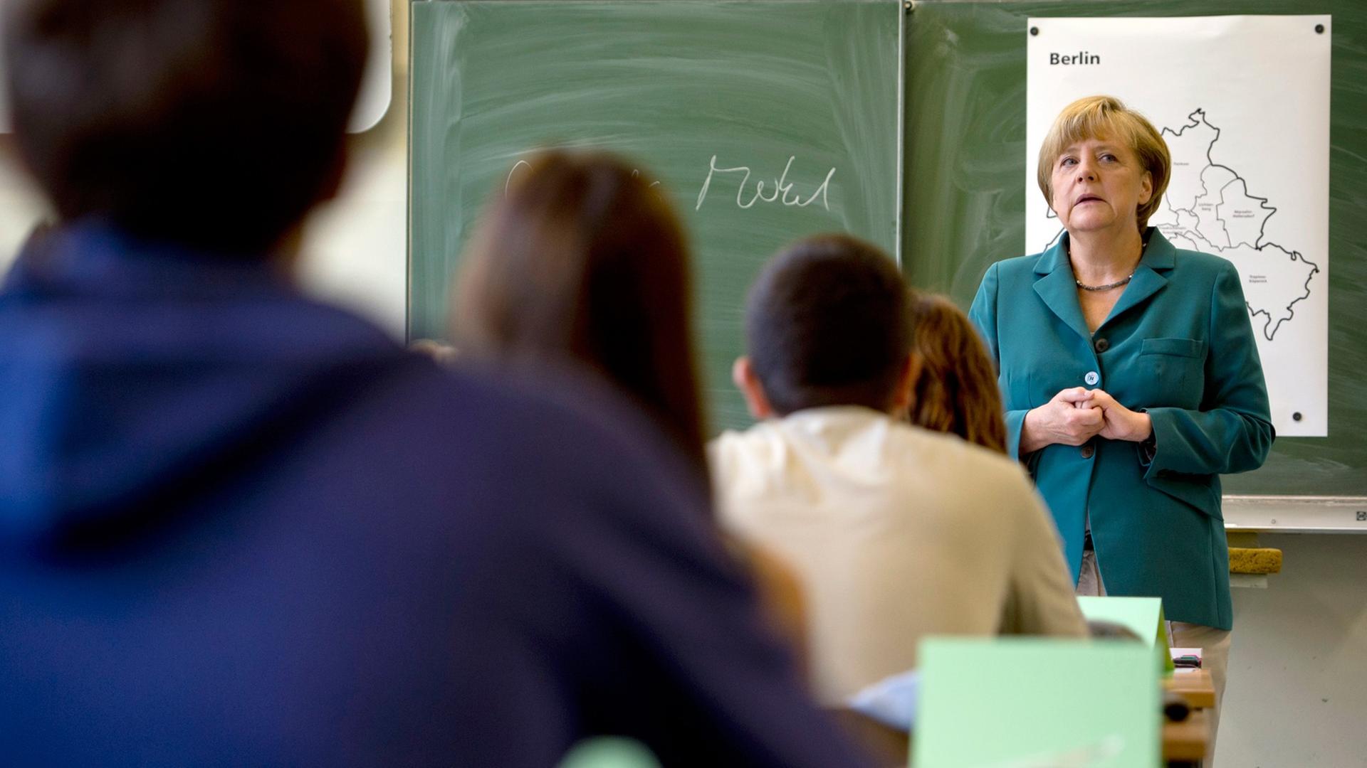 Bundeskanzlerin Angela Merkel bei einem Besuch am Heinrich Schliemann Gymnasium im Berlin im Jahr 2013 Bundeskanzlerin Angela Merkel bei einem Besuch am Heinrich Schliemann Gymnasium im Berlin im Jahr 2013