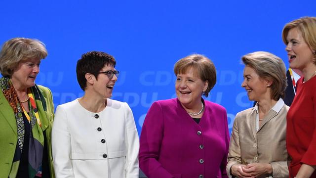 Bundeskanzlerin Angela Merkel (CDU) steht mit Annegret Kramp-Karrenbauer (CDU), Ministerpräsidentin im Saarland, und designierte CDU-Generalsekretärin nach ihrer Rede beim 30. Parteitag der Christlich Demokratischen Union Deutschlands (CDU) auf der Bühne.