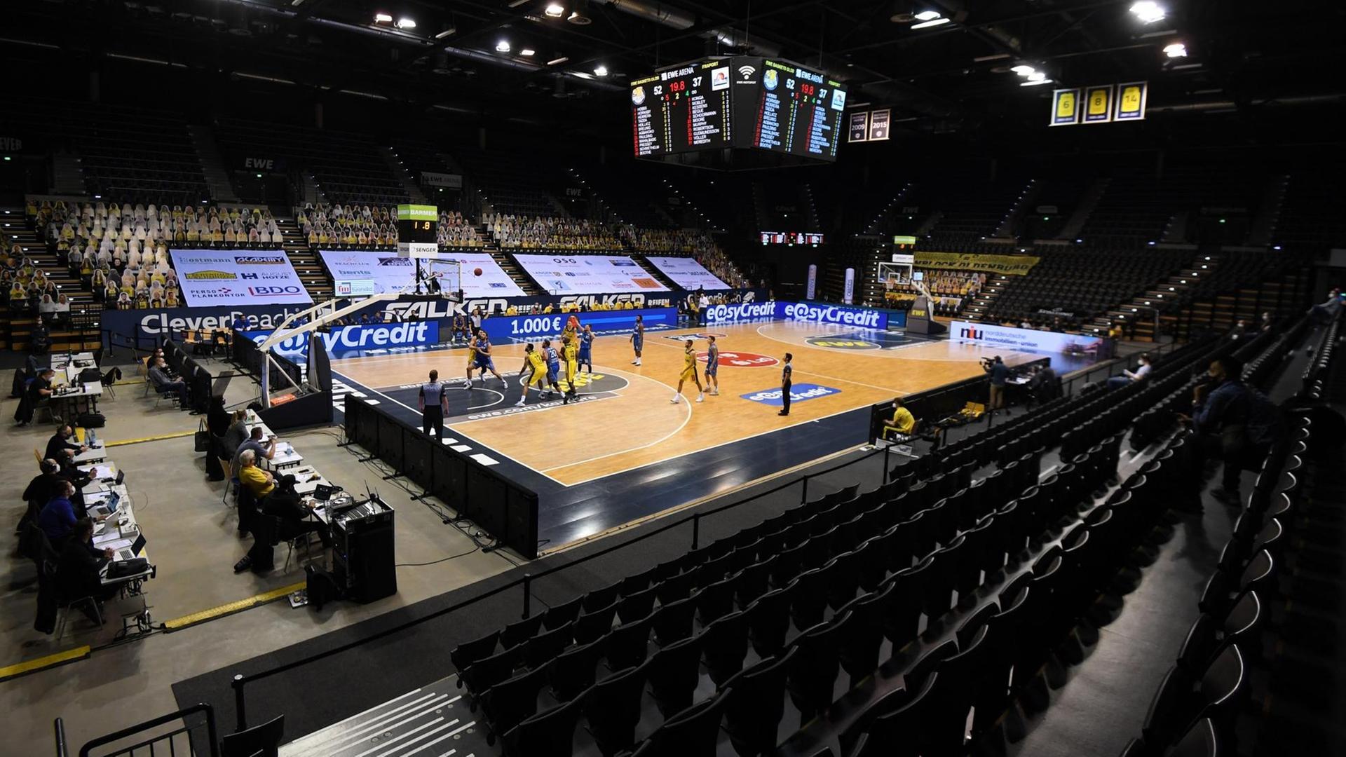 Bundesliga-Spiel: EWE Baskets Oldenburg - Fraport Frankfurt vor leeren Rängen Bundesliga-Spiel: EWE Baskets Oldenburg - Fraport Frankfurt vor leeren Rängen