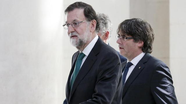 Der spanische Ministerpräsident Rajoy und der Regierungschef Kataloniens, Puigdemont, hier beim gemeinsamen Besuch einer Automobilmesse in Barcelona