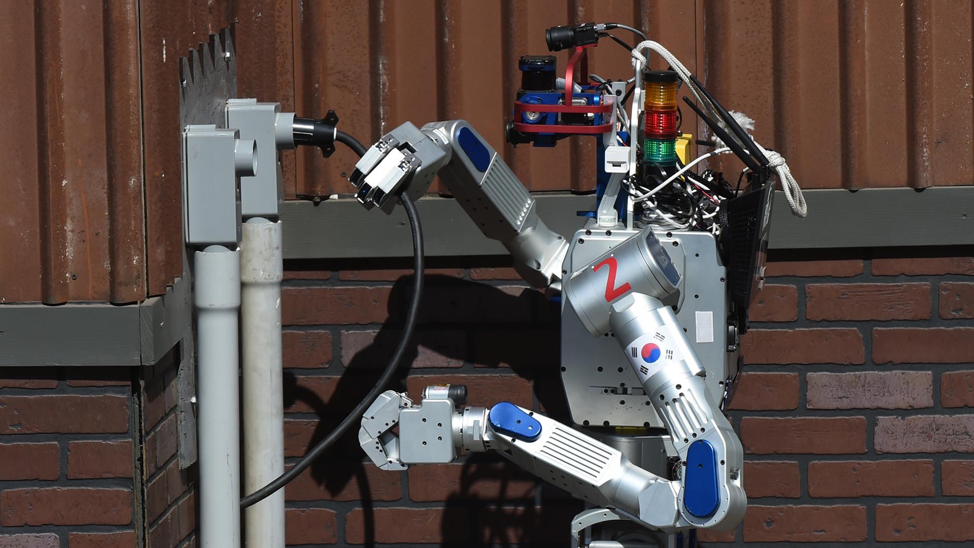 Der humanodie Roboter HUBO aus Südkorea siegte bei der DARPA Robotics Challenge 2015 nahe Los Angeles. Der humanodie Roboter HUBO aus Südkorea siegte bei der DARPA Robotics Challenge 2015 nahe Los Angeles.