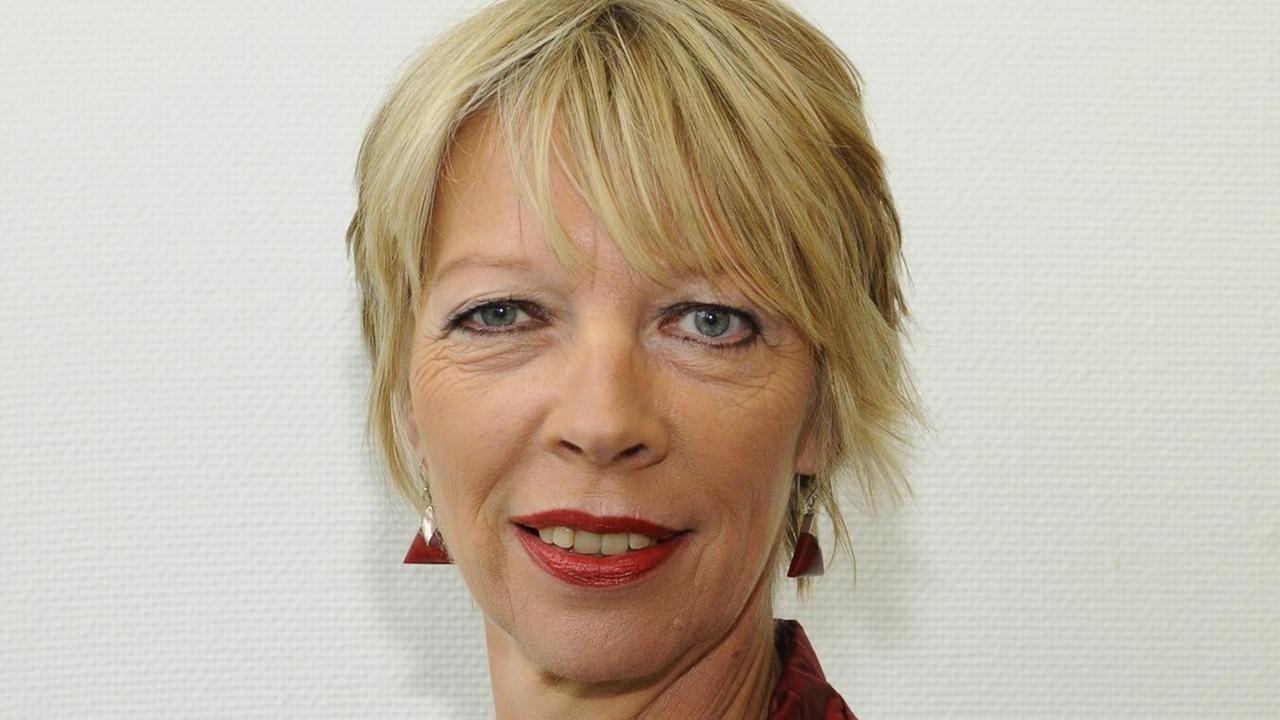 Die Politikwissenschaftlerin und Publizistin Ulrike Ackermann. Eine Frau mit kurzen, blonden Haaren steht vor einer Wand und schaut in die Kamera. Die Politikwissenschaftlerin und Publizistin Ulrike Ackermann. Eine Frau mit kurzen, blonden Haaren steht vor einer Wand und schaut in die Kamera.
