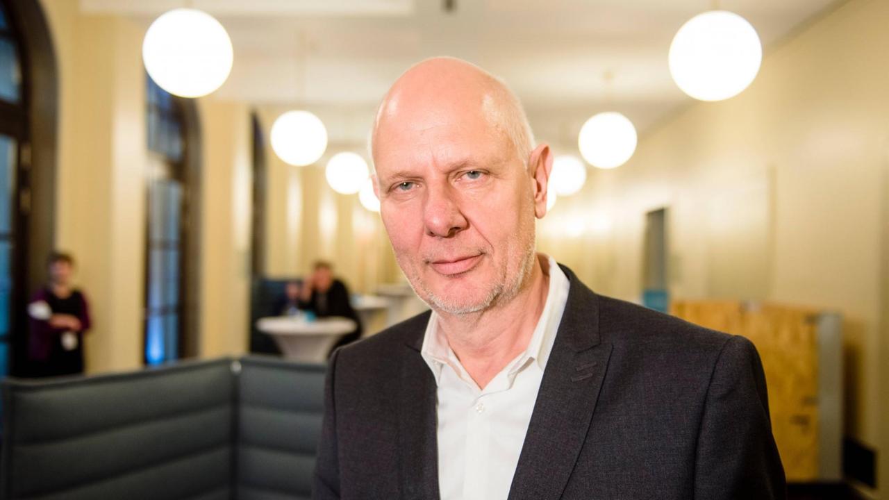 Der Unternehmensberater und selbsternannte "Trend- und Zukunftsforscher", Matthias Horx, schaut während des Future Expert Day in Berlin für ein Porträt in die Kamera. Der Unternehmensberater und selbsternannte "Trend- und Zukunftsforscher", Matthias Horx, schaut während des Future Expert Day in Berlin für ein Porträt in die Kamera.