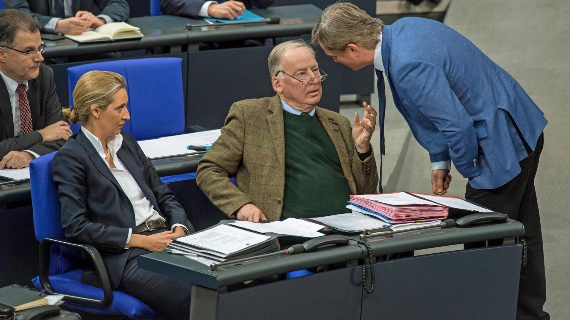 Die AfD-Fraktionsvorsitzenden Alice Weidel, Alexander Gauland und der Parlamentarische Geschäftsführer der Fraktion, Bernd Baumann, auf ihren Abgeordnetenplätzen im Bundestag Die AfD-Fraktionsvorsitzenden Alice Weidel, Alexander Gauland und der Parlamentarische Geschäftsführer der Fraktion, Bernd Baumann, auf ihren Abgeordnetenplätzen im Bundestag