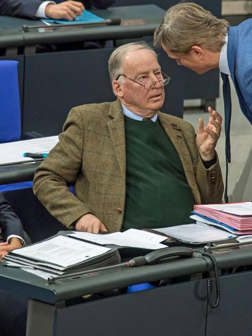 Die AfD-Fraktionsvorsitzenden Alice Weidel, Alexander Gauland und der Parlamentarische Geschäftsführer der Fraktion, Bernd Baumann, auf ihren Abgeordnetenplätzen im Bundestag