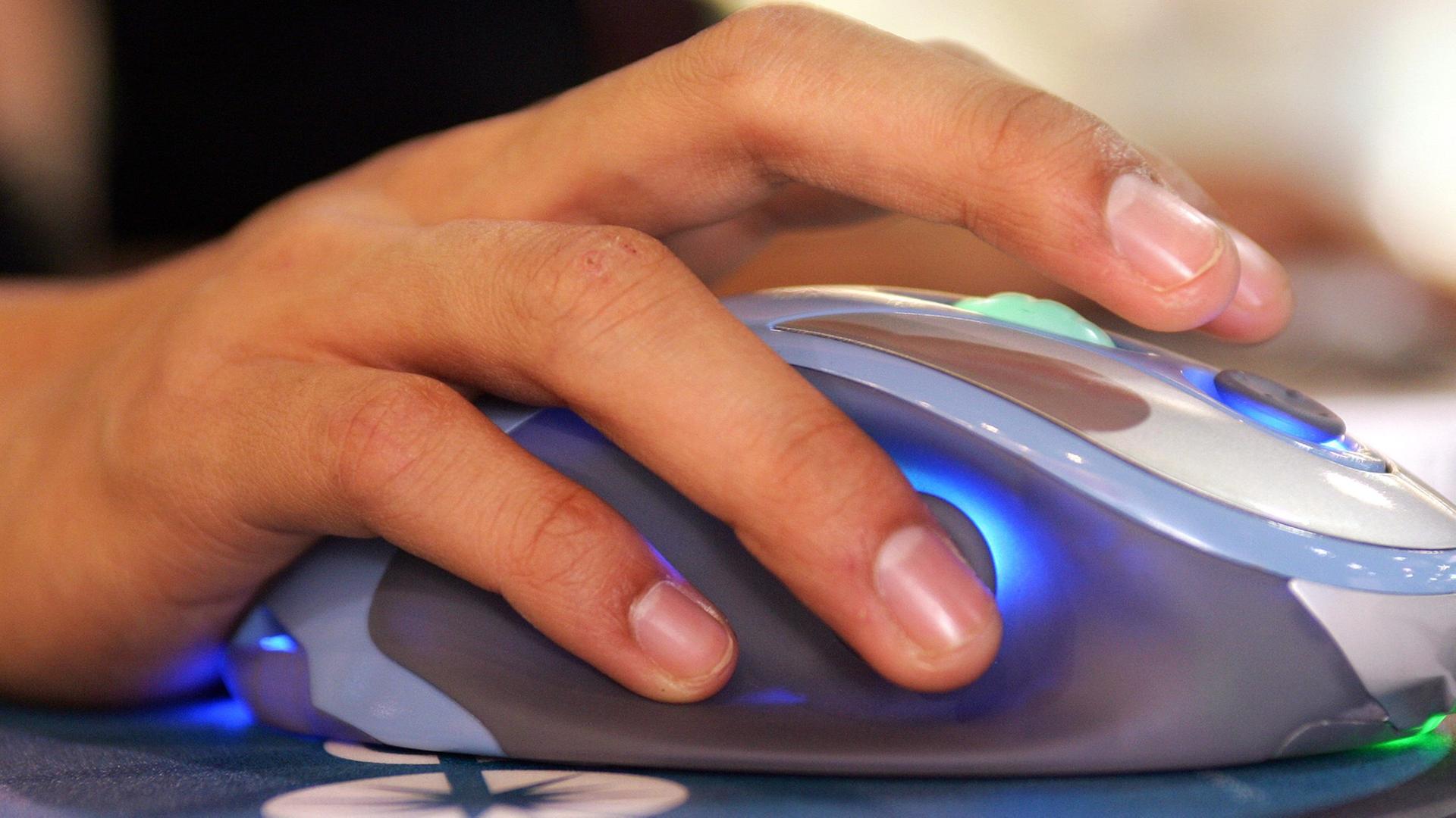Eine Hand bedient eine Computermaus. Eine Hand bedient eine Computermaus.