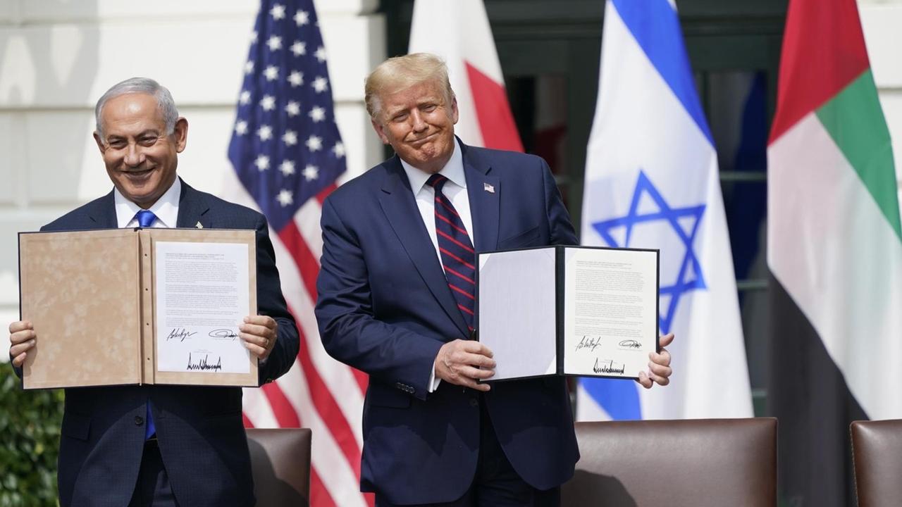 Benjamin Netanyhu und Donald J. Trumpzeigen am 15. September 2020 das unterzeichnete Abkommen Benjamin Netanyhu und Donald J. Trumpzeigen am 15. September 2020 das unterzeichnete Abkommen
