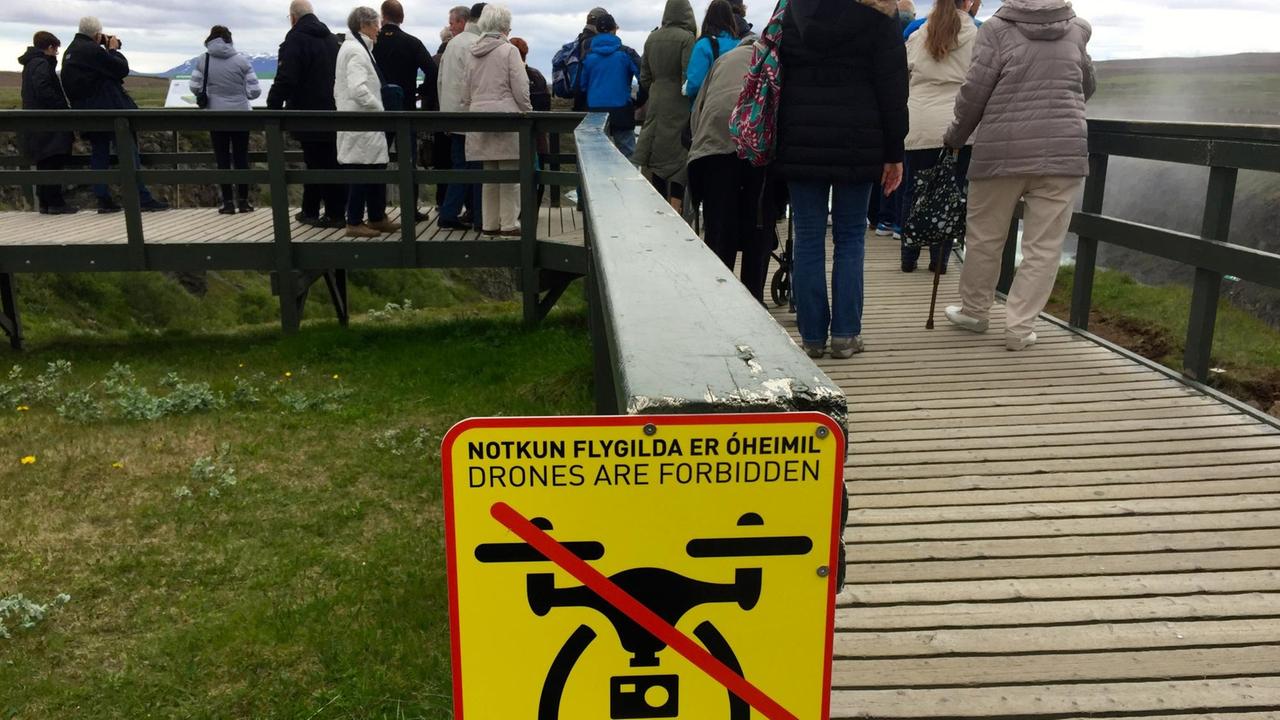 Verbotsschild für Drohnen aus Nationalpark Thingvellir Verbotsschild für Drohnen aus Nationalpark Thingvellir