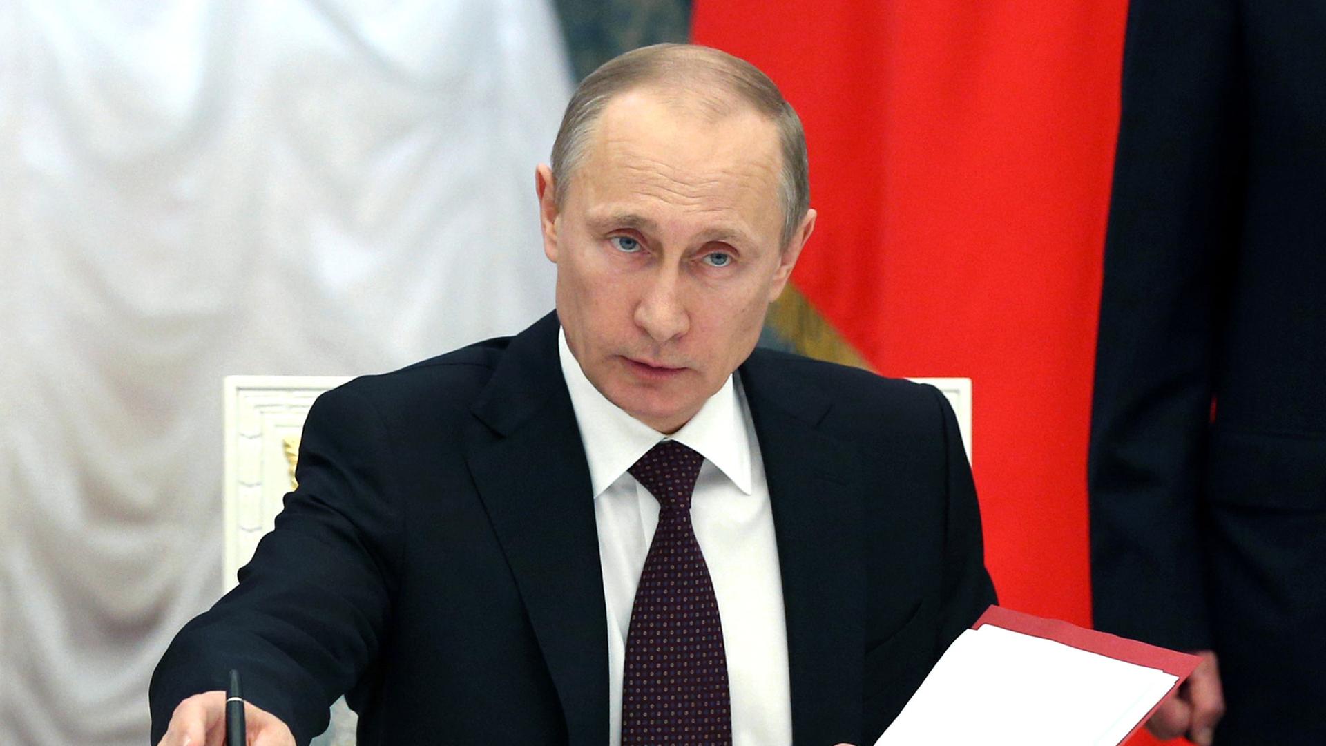 Russlands Präsident Putin unterzeichnet das Dokument zur Integration der Krim. Russlands Präsident Putin unterzeichnet das Dokument zur Integration der Krim.