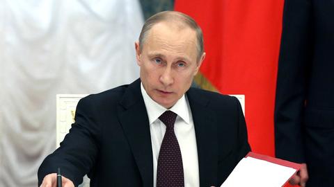 Russlands Präsident Putin bei der Unterzeichnung der Integration der Krim.
