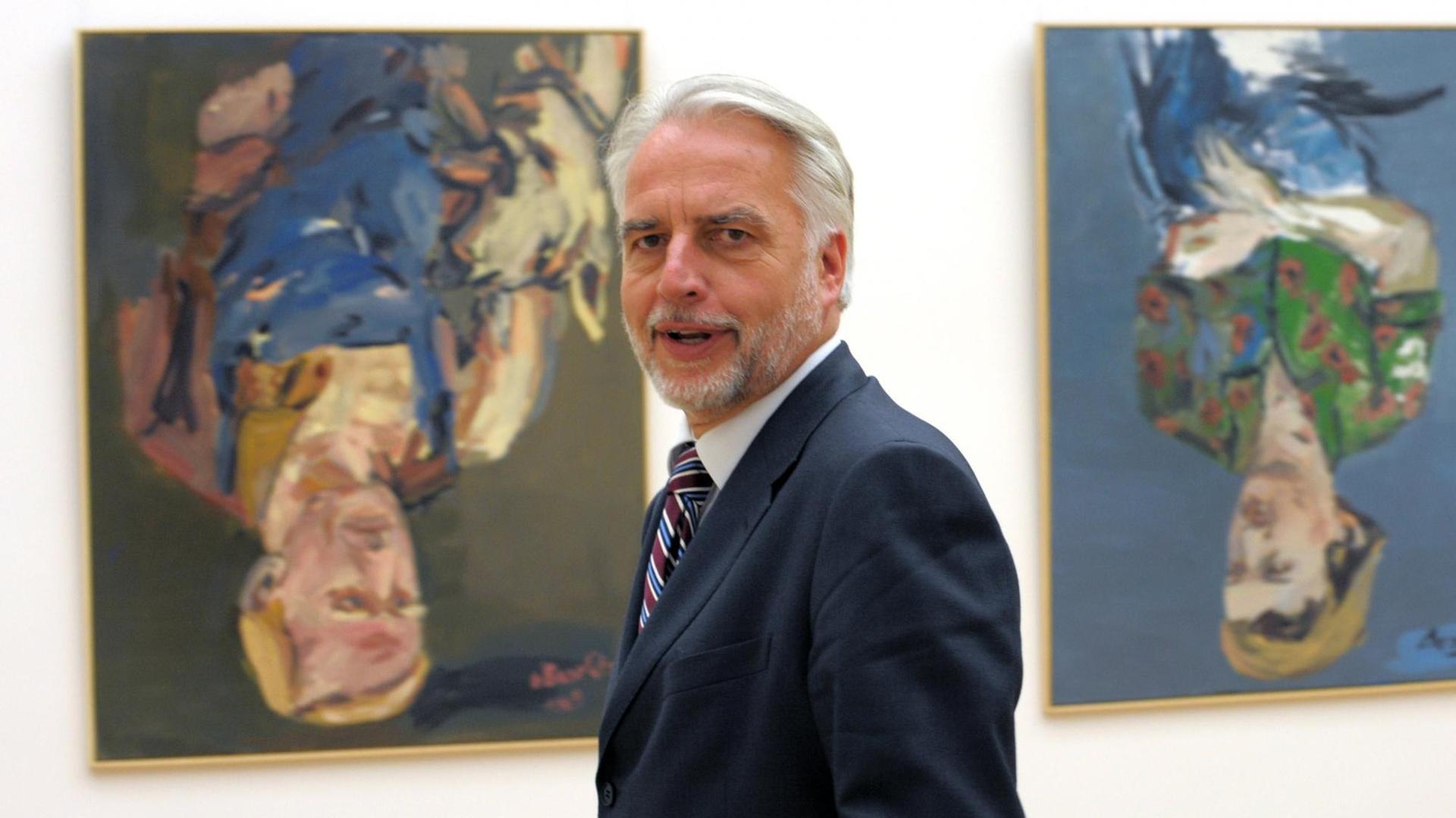 Der damalige Generaldirektor der Staatlichen Kunstsammlungen Dresden, Martin Roth, steht am 18.06.2010 in Dresden (Sachsen) im Albertinum vor Gemälden von Georg Baselitz. Der damalige Generaldirektor der Staatlichen Kunstsammlungen Dresden, Martin Roth, steht am 18.06.2010 in Dresden (Sachsen) im Albertinum vor Gemälden von Georg Baselitz.